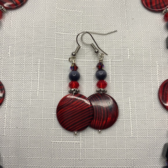 Handcrafted Red and Black Shell Necklace and Earring Set - Picture 3 of 5
